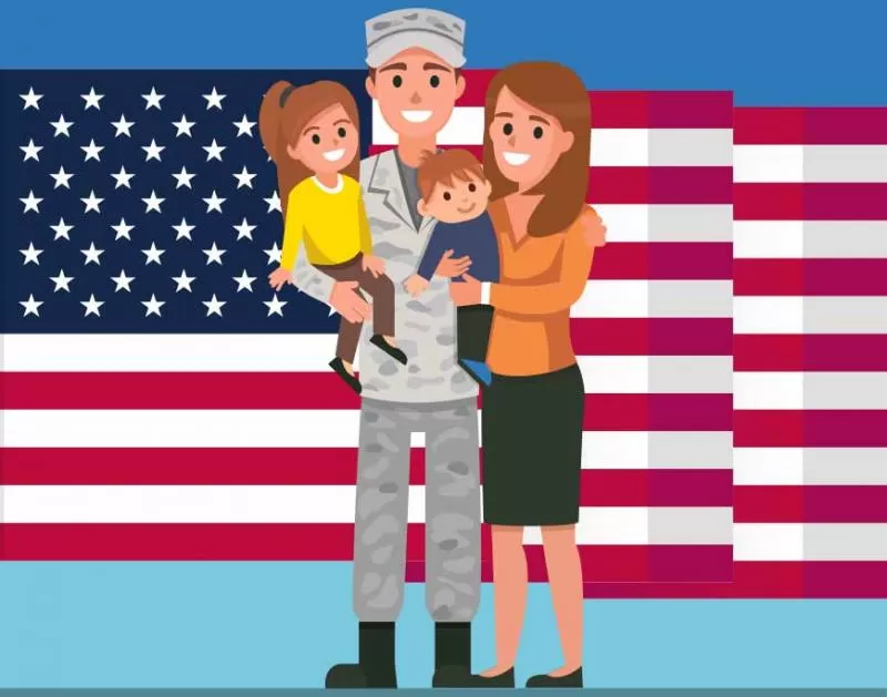 Miembro de fuerzas armadas, cónyuge, hijos enfrente de la bandera de los EE.UU.